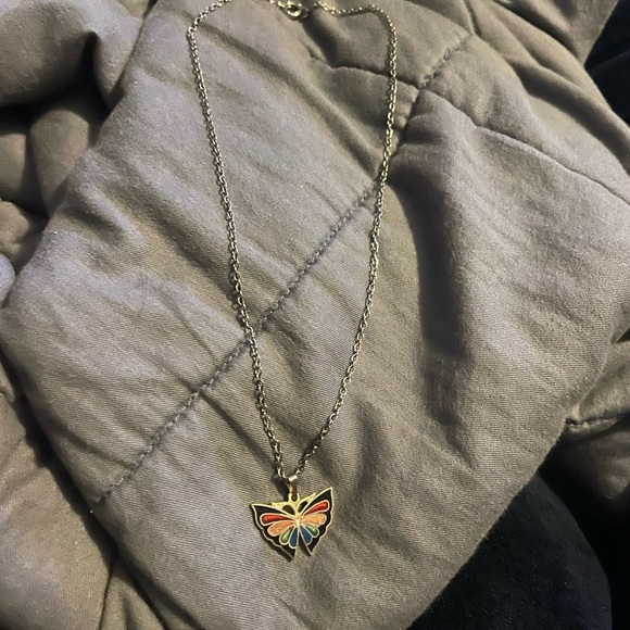 𝙵𝚕𝚊𝚜𝚑 𝚂𝚊𝚕𝚎 ‧₊˚❀༉‧₊ Vintage Cloisonné Butterfly Pendant 16” chain 80s Rainbow - Picture 8 of 13